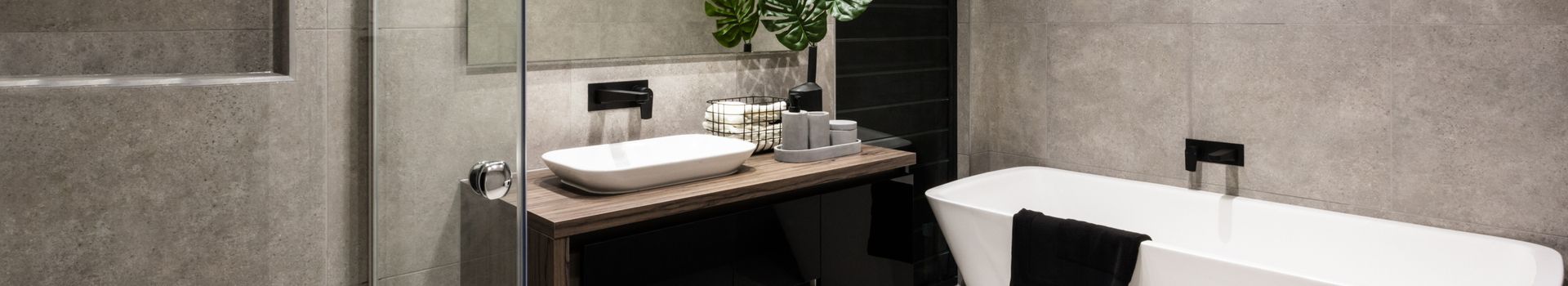 Modernes Badezimmer mit einer Badewanne und einem Waschbecken, stilvoll und funktional eingerichtet.