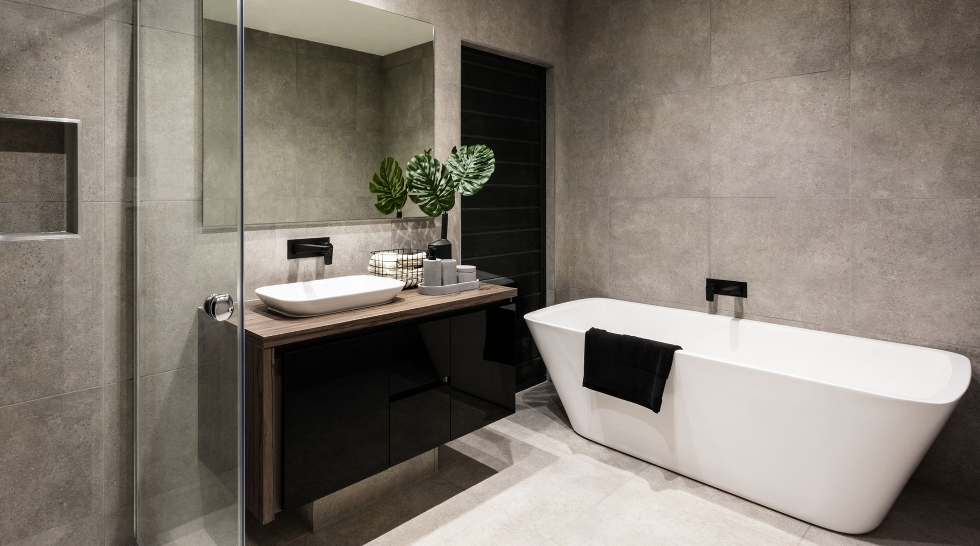 Modernes Badezimmer mit einer Badewanne und einem Waschbecken, stilvoll und funktional eingerichtet.